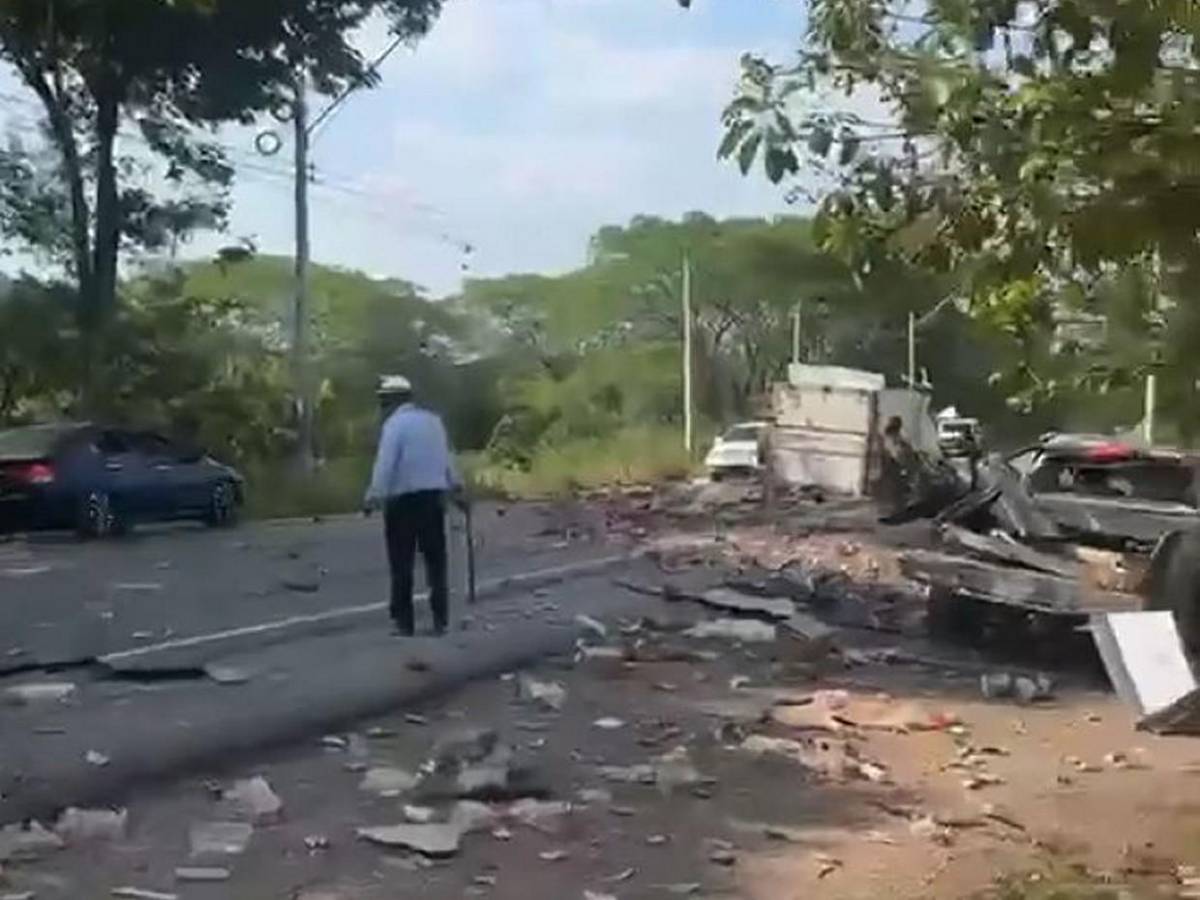 La caótica escena que dejó la colisión de un bus contra varios vehículos en Guaimaca