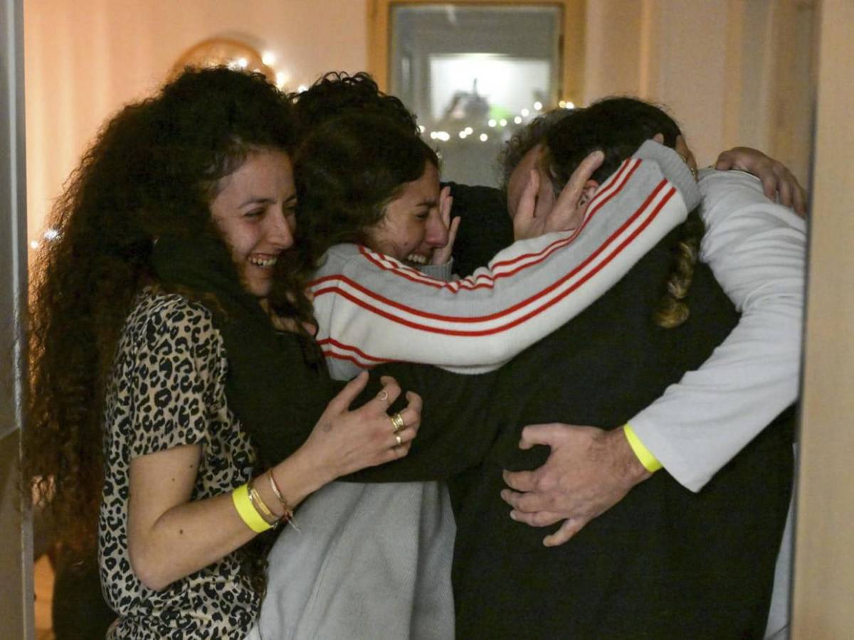 Dramático reencuentro entre rehenes liberadas por Hamás y sus familias