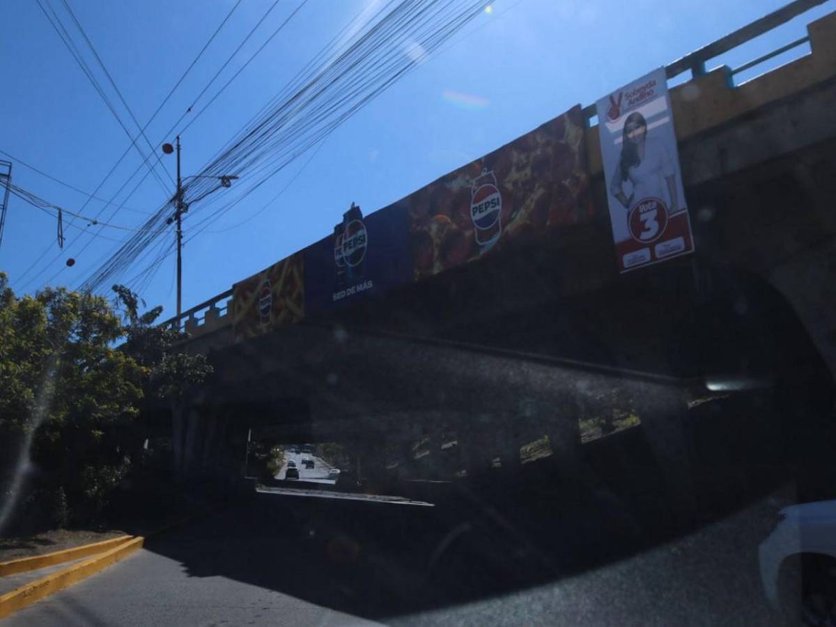 Postes del tendido eléctrico y puentes se convierten en vallas propagandistas