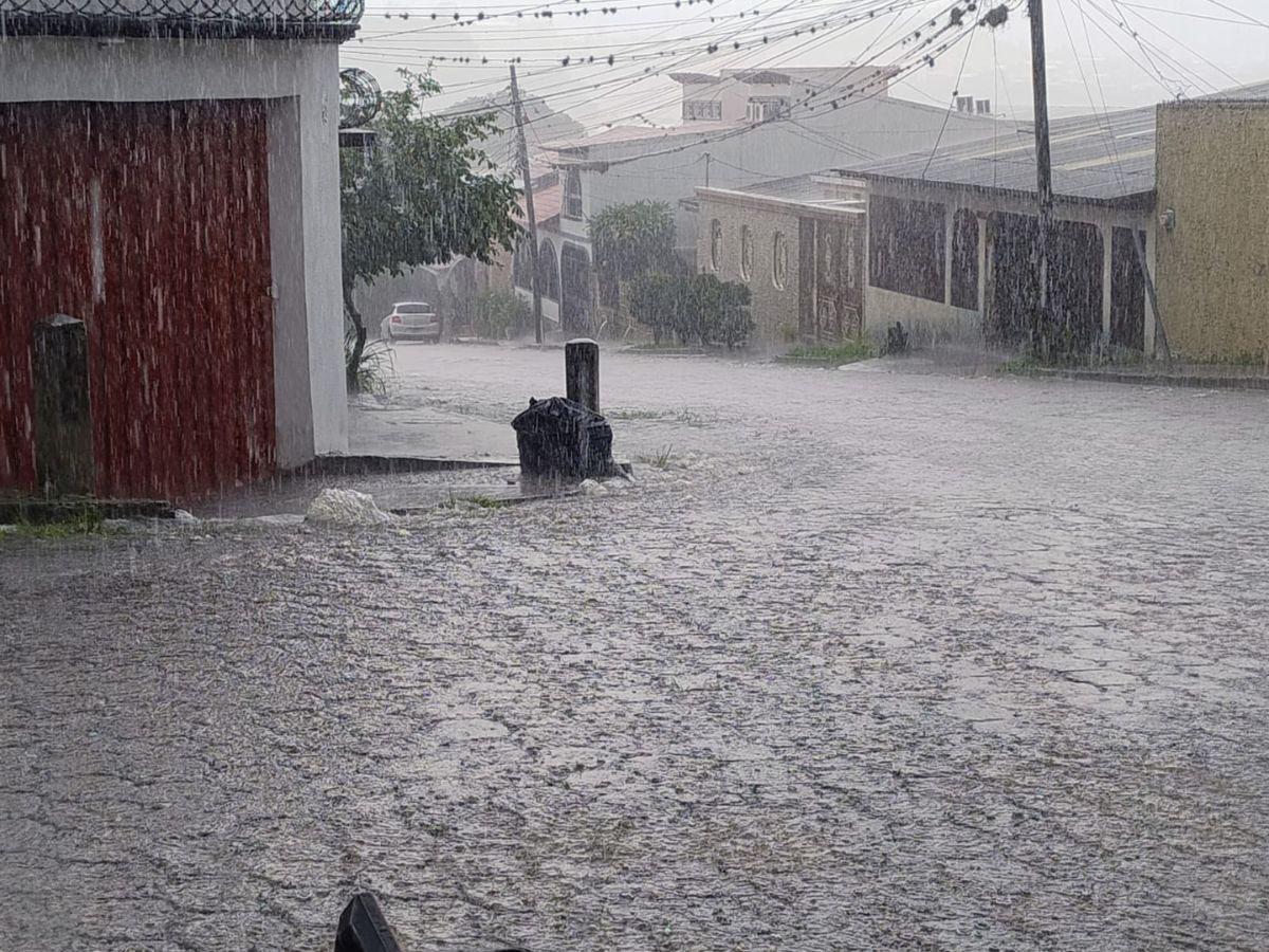 Las imágenes de las intensas lluvias que azotan la capital