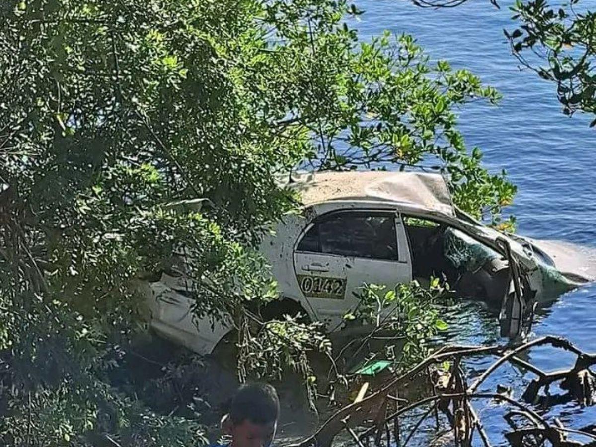Conductor de taxi se salva de ahogarse tras caer con su automóvil al mar en Roatán