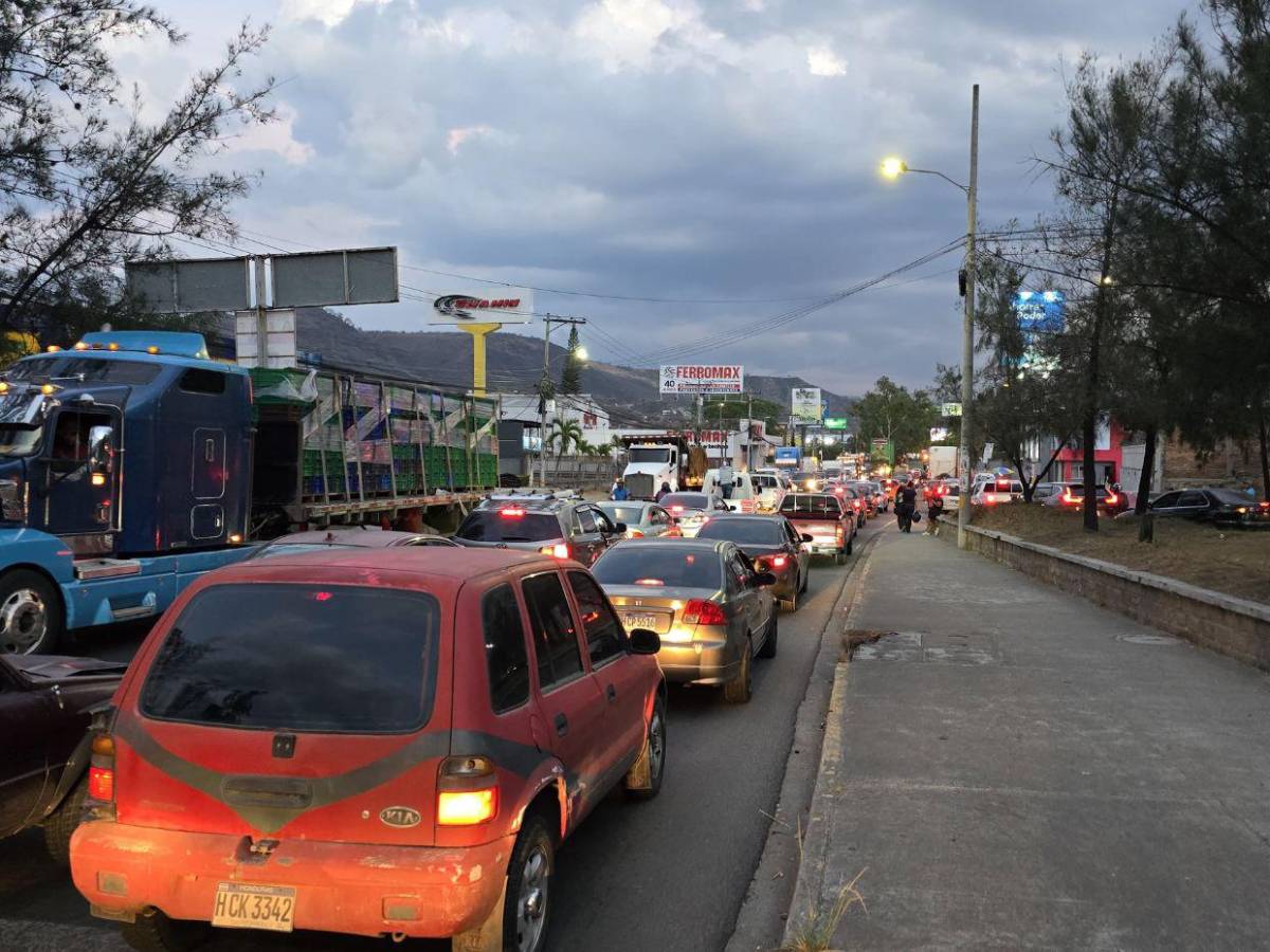 Tráfico pesado en la salida al sur atrasa el retorno de capitalinos a sus hogares