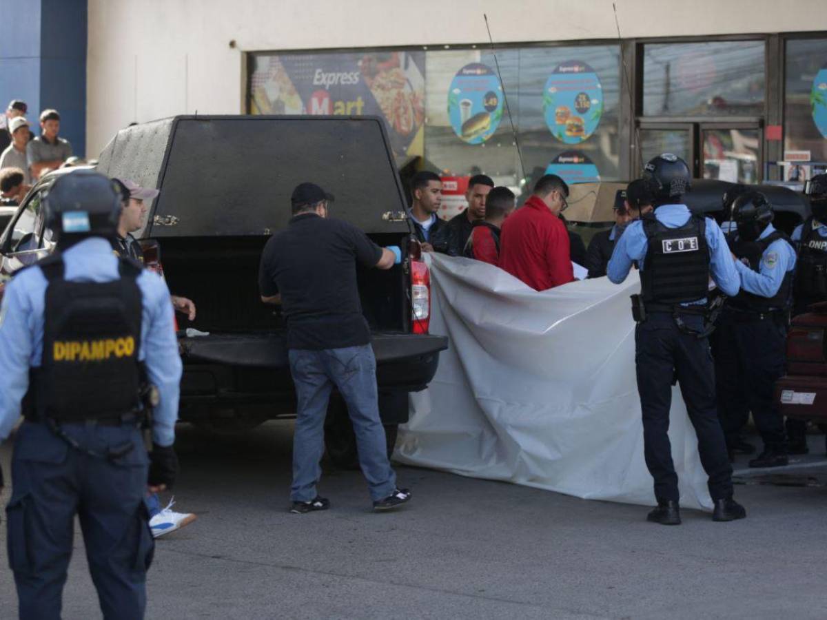 Imágenes de dolor e impotencia: acribillan a mototaxista en una gasolinera de Comayagüela