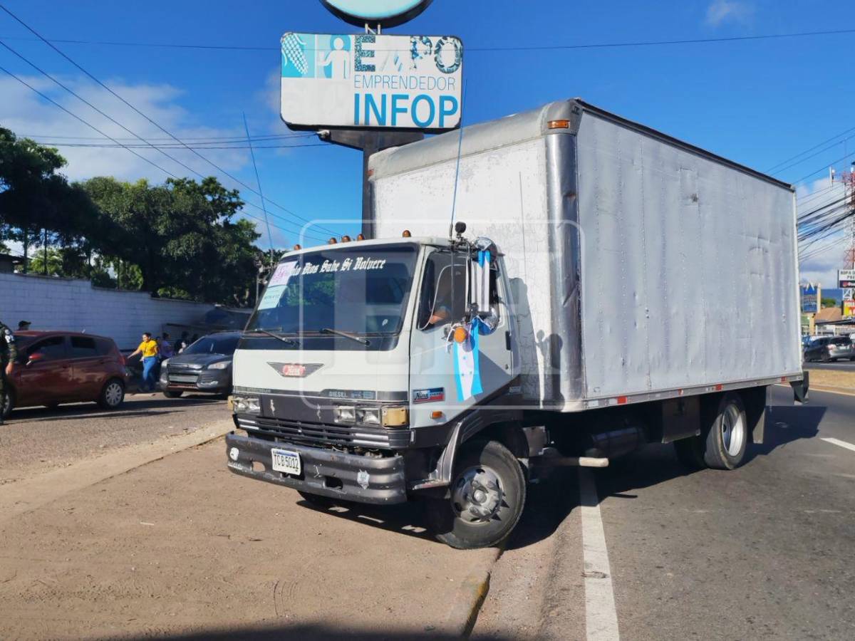 Bajo resguardo militar retornan camiones con material electoral a las bodegas del Infop