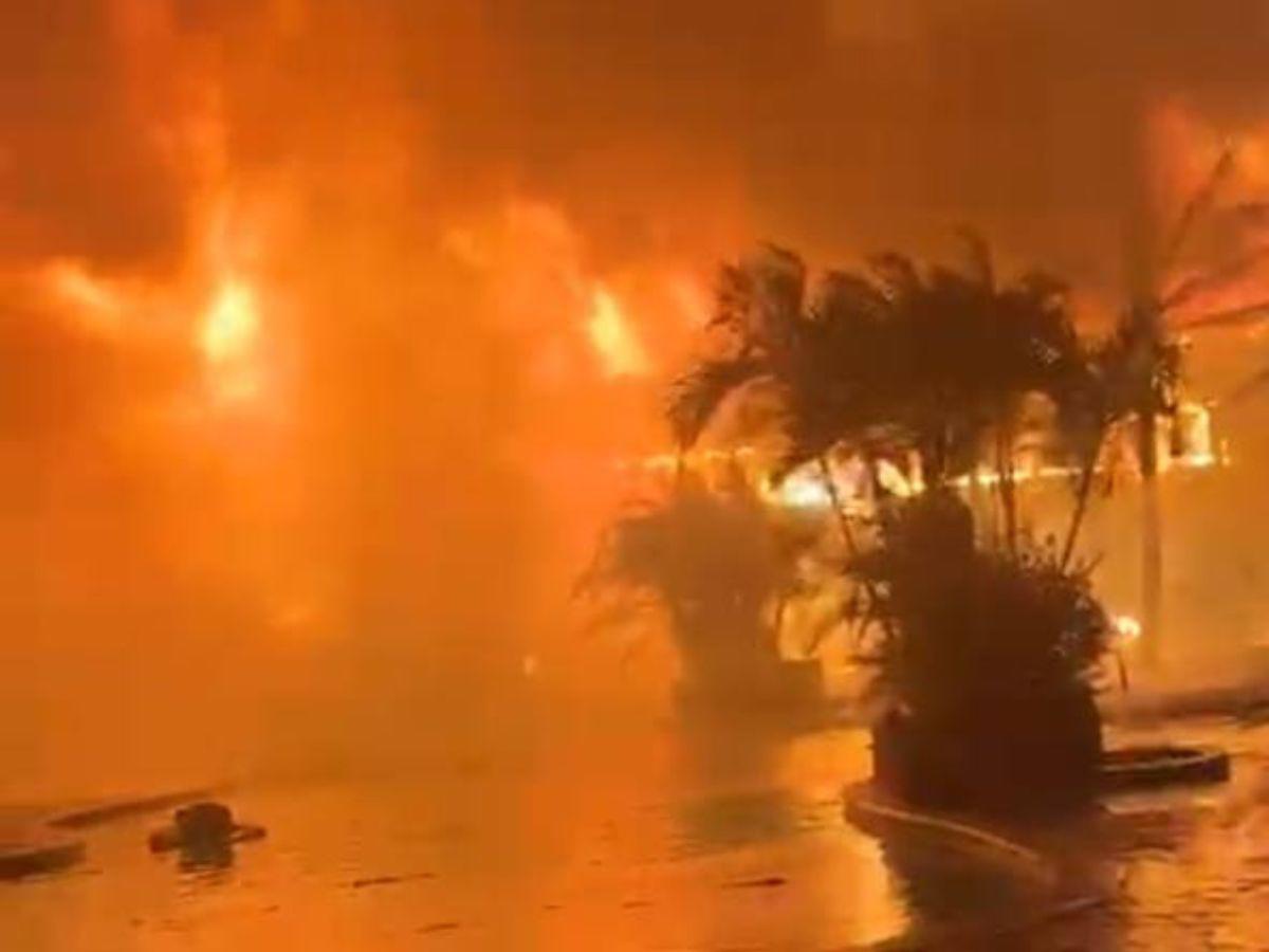 En imágenes: Fuertes llamas consumen complejo de famoso hotel en Roatán