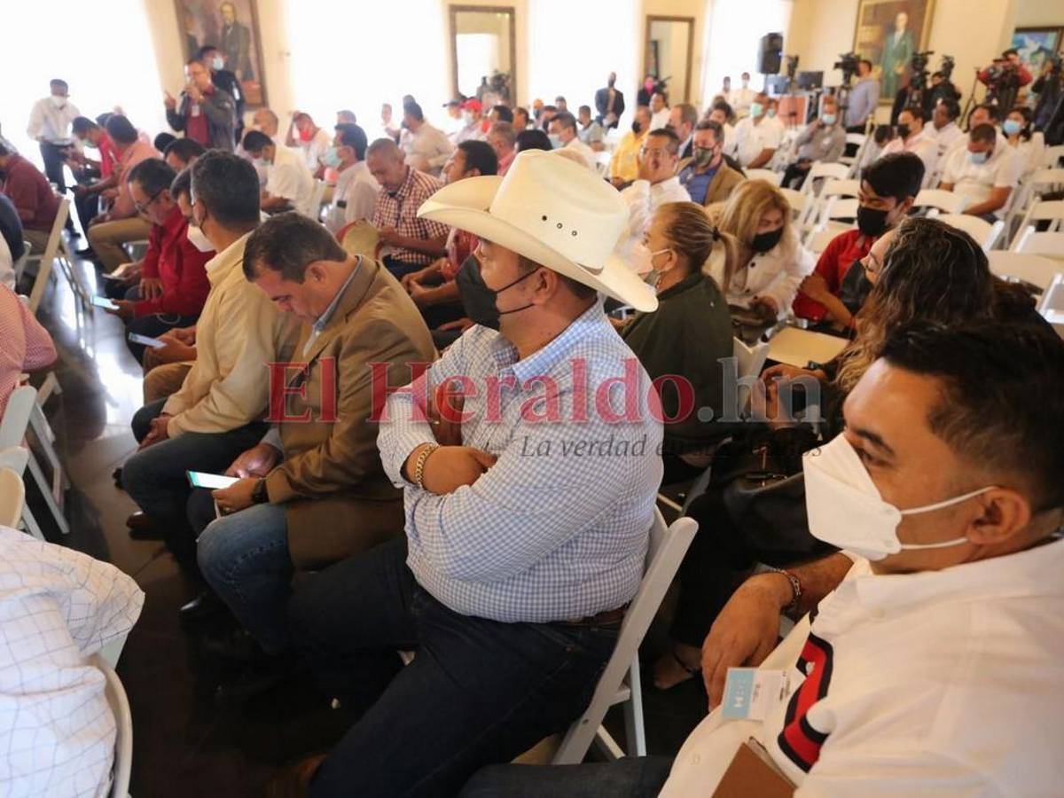 “El gobierno pasado se nos quedó debiendo cuatro meses y era mucho trámite para tener ese dinero”, se quejaron los alcaldes.