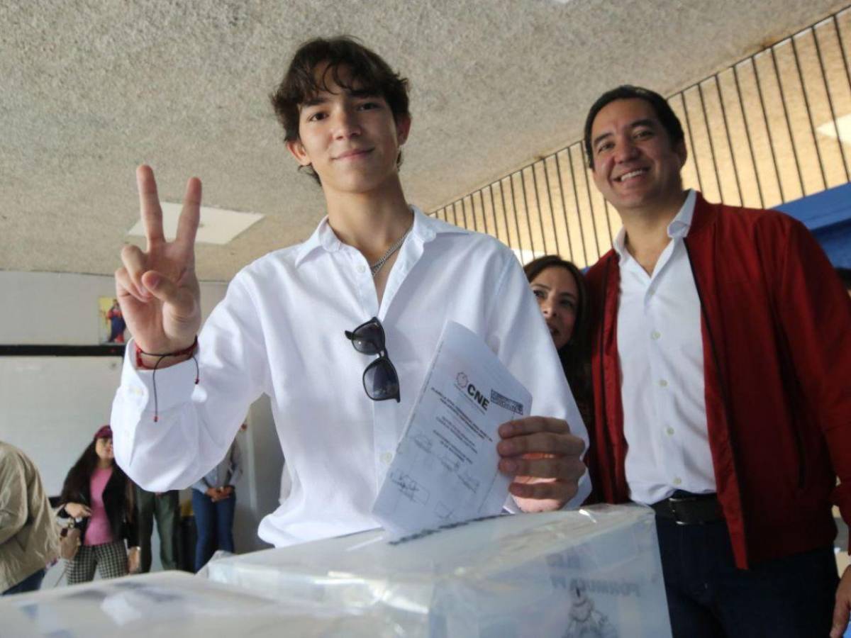 Nieto de la presidenta Xiomara Castro vota por primera vez en las elecciones generales