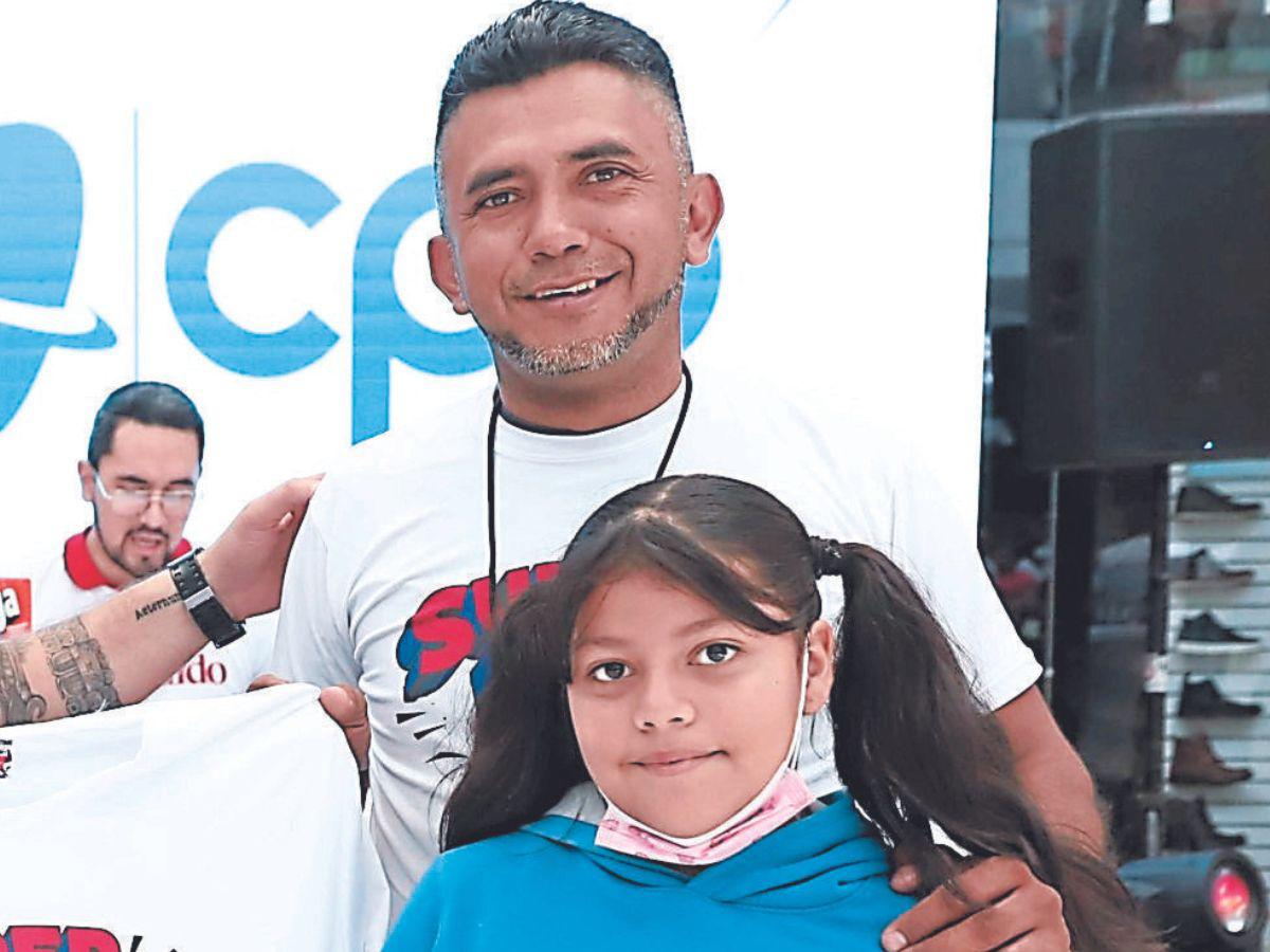 Erick Zelaya junto a su hija Sofía Zelaya.