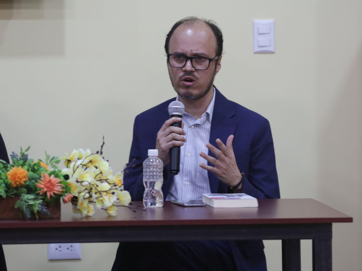 “Nunca ha sido propicio el mundo para los libros”, aseguró el poeta y editor Carlos Ordóñez.