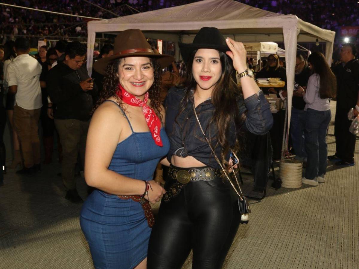 Sombreros, botas y flecos: la moda norteña del público en el concierto de Julión Álvarez