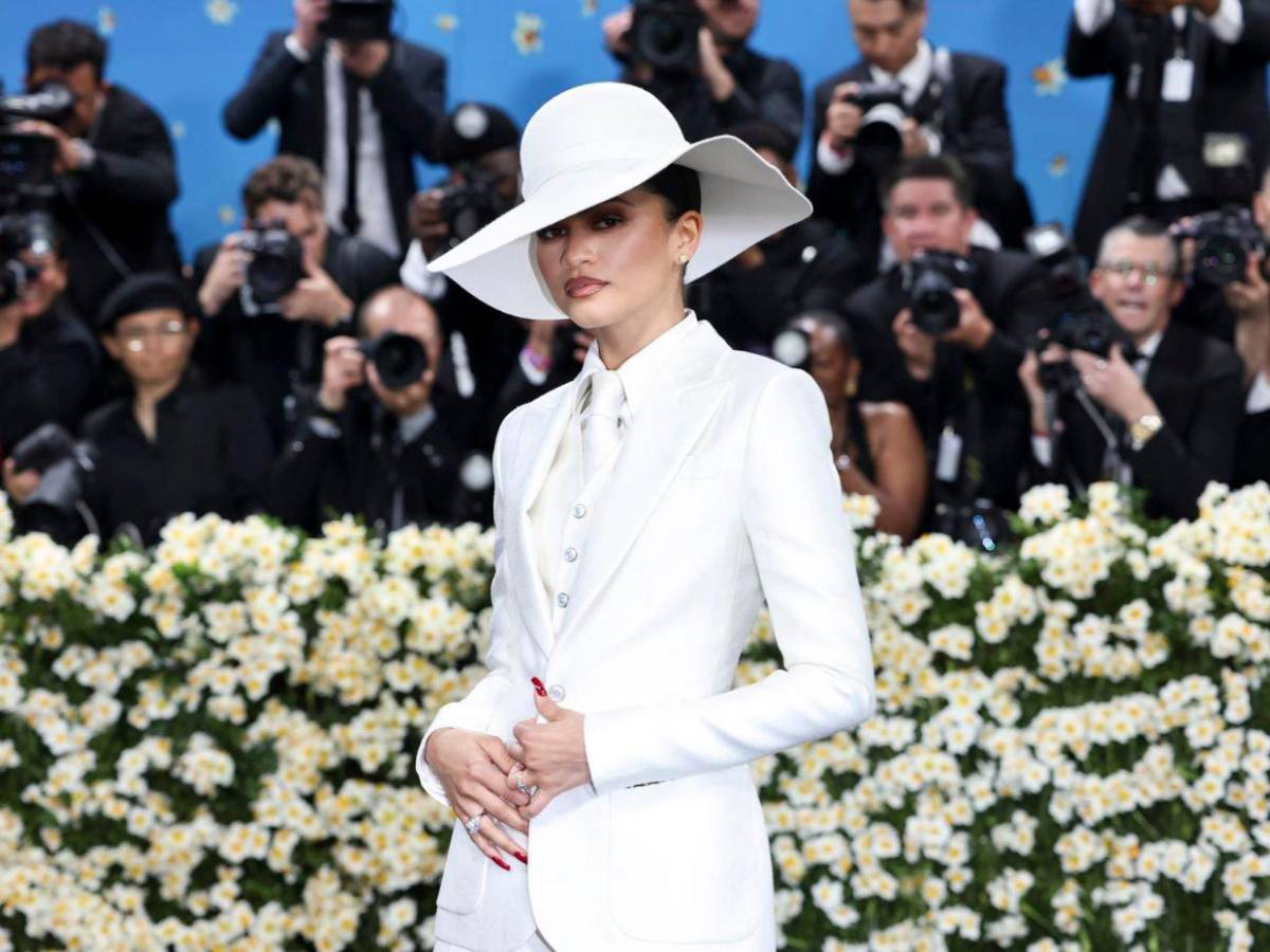 Met Gala 2025: Zendaya brilla con esmoquin blanco de Louis Vuitton