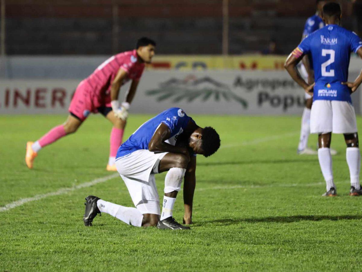 Una desconcentración sobre el final le costó tres puntos de oro al Victoria. Los jugadores jaibos lamentaron el gol de Rubilio.
