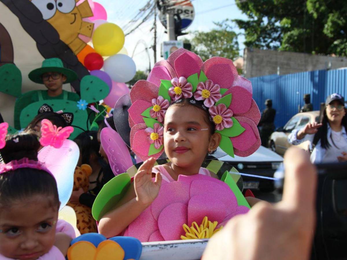 Hondureñitos demuestran su amor por la flora y la fauna en desfiles patrios 2025