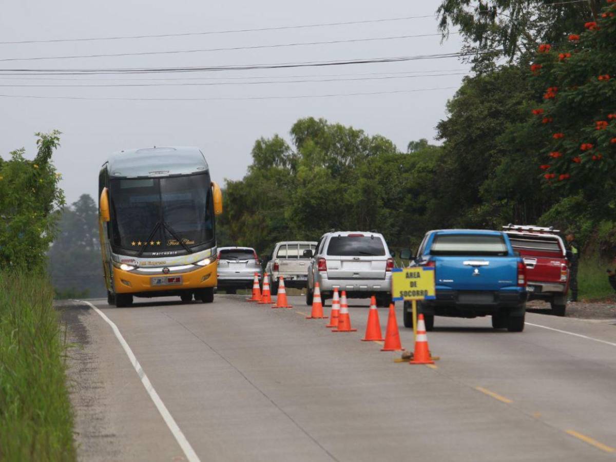 En larga caravana y bajo lluvia: así retornan capitalinos por carretera al sur