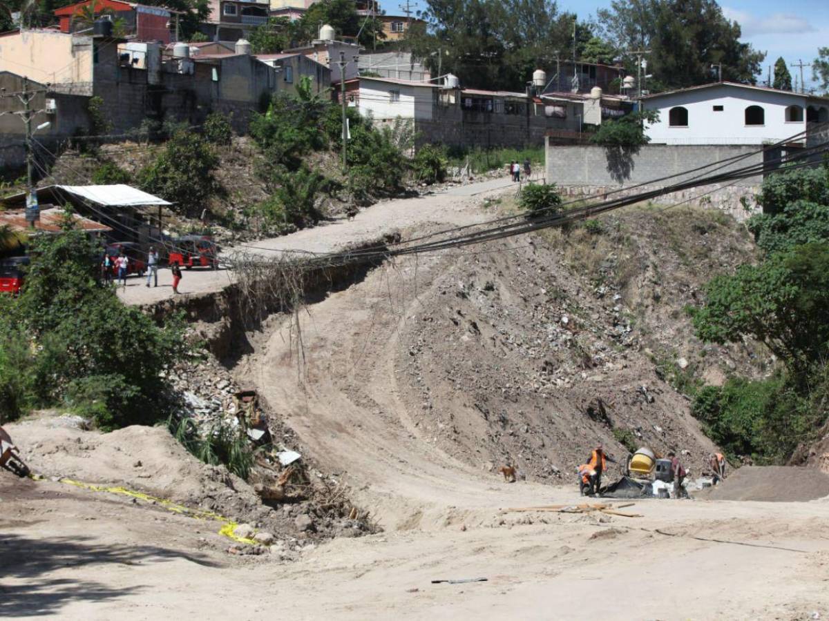 Avanzan los trabajos de rehabilitación en la Reynel Fúnez tras enorme socavón