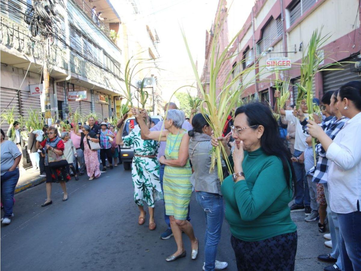 Con cantos y palmas en manos, feligreses conmemoran el Domingo de Ramos