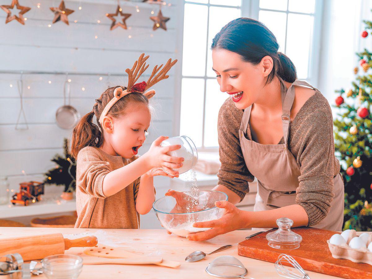 Otra buena idea es organizar una noche especial para hornear recetas de postres navideños juntos.