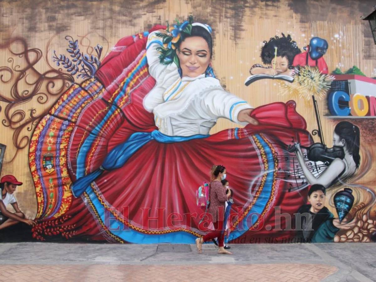 La cultura viva de la ciudad se plasma en el mural que el artista llama “Carta comayagüense para el mundo”.