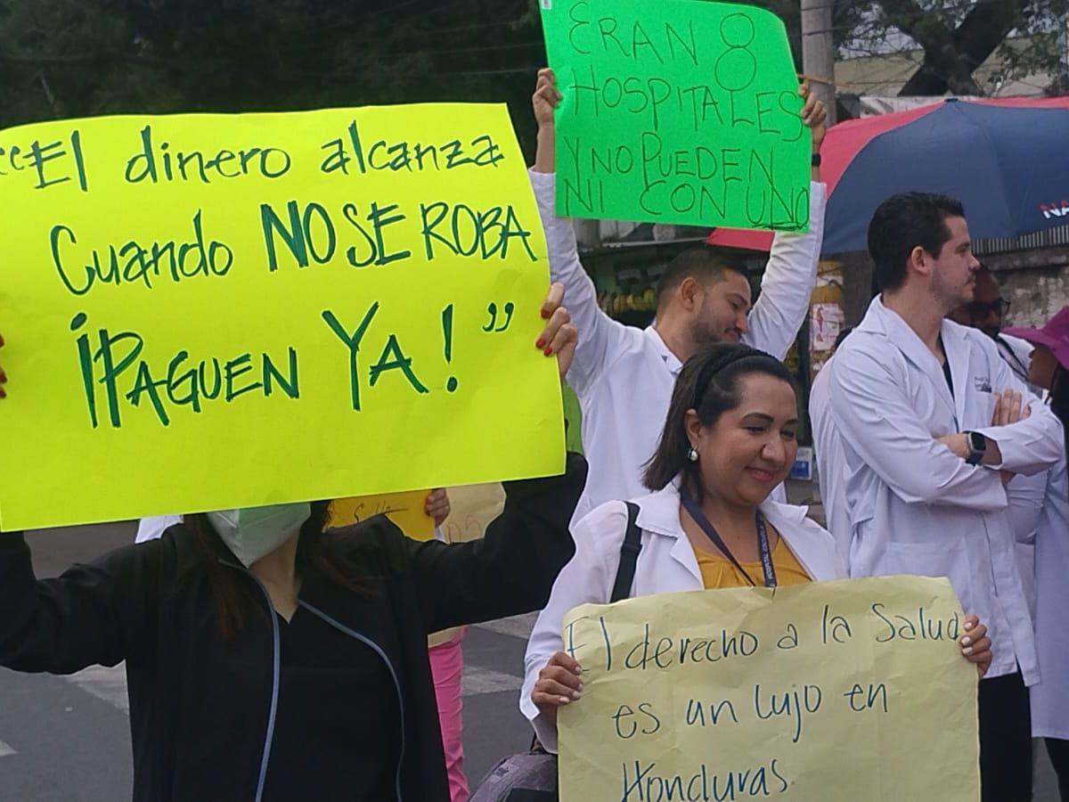 “Ni JOH se atrevió a tanto”: médicos en protestas por falta de pagos envían fuertes mensajes