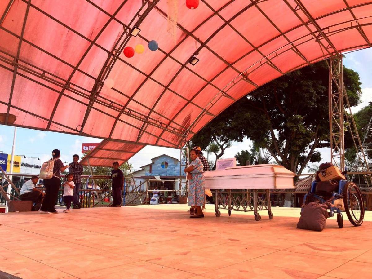 “Se me fue”: hombre conmueve al velar solo a su esposa en  Santa Cruz de Yojoa