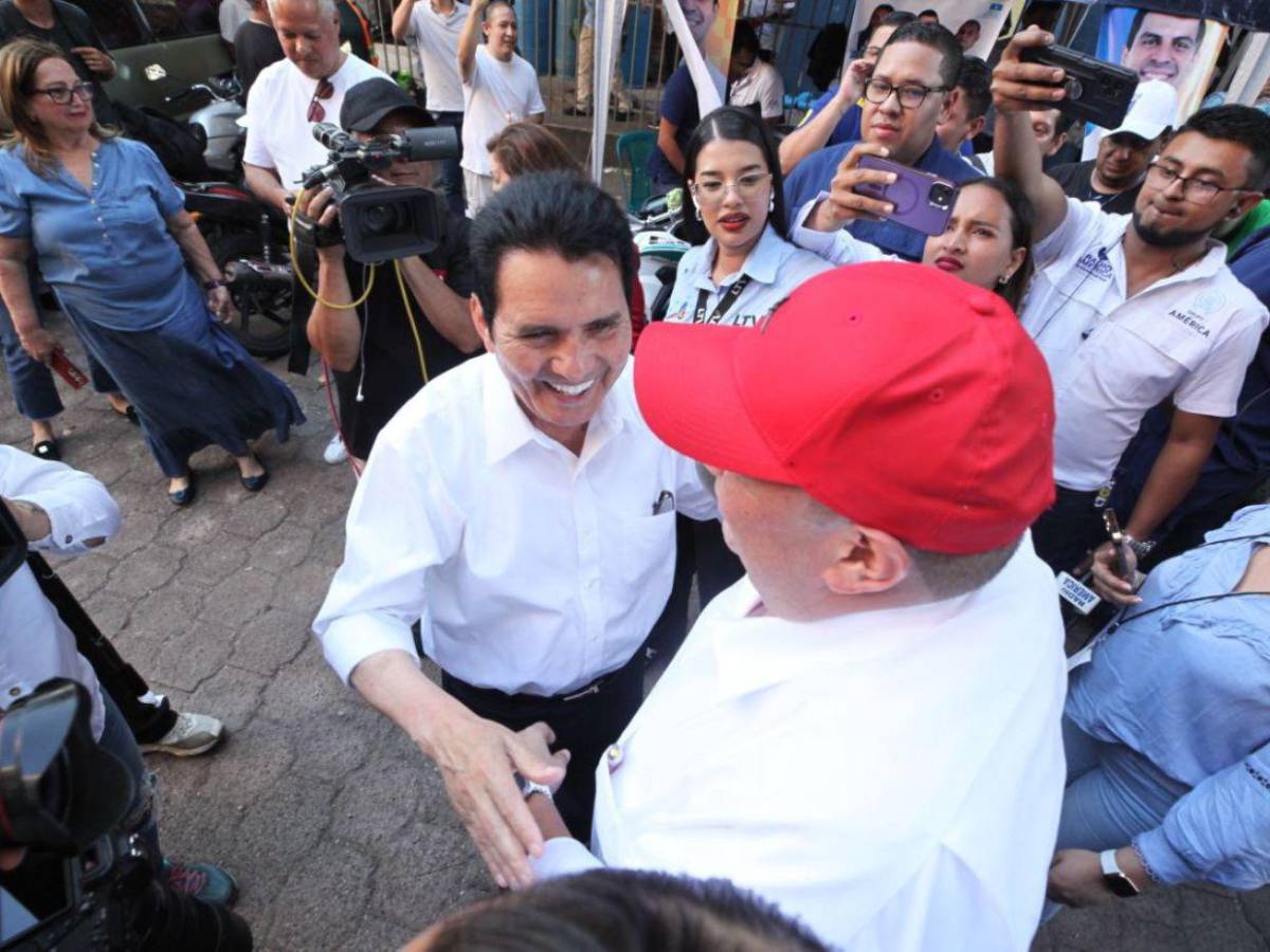 Jorge Aldana llega a ejercer el sufragio, pero aún no hay urnas en la Facultad de Medicina