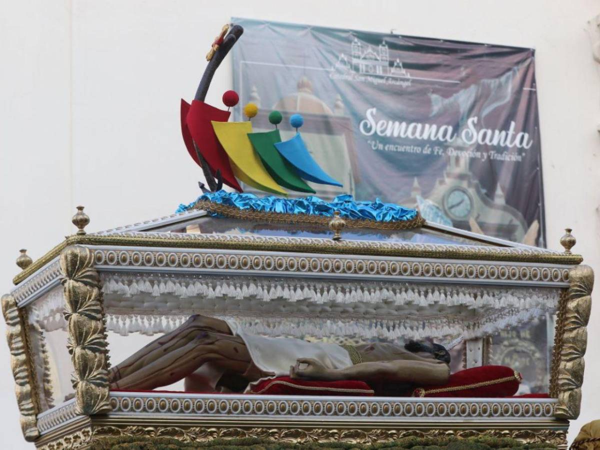 Así se desarrolló la solemne procesión del Santo Entierro en la capital