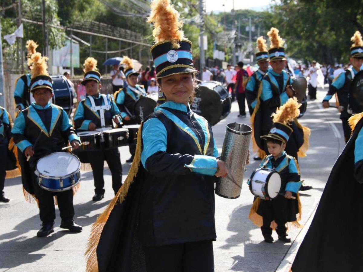 Centros educativos celebraron independencia con música y baile en los desfiles por toda Honduras