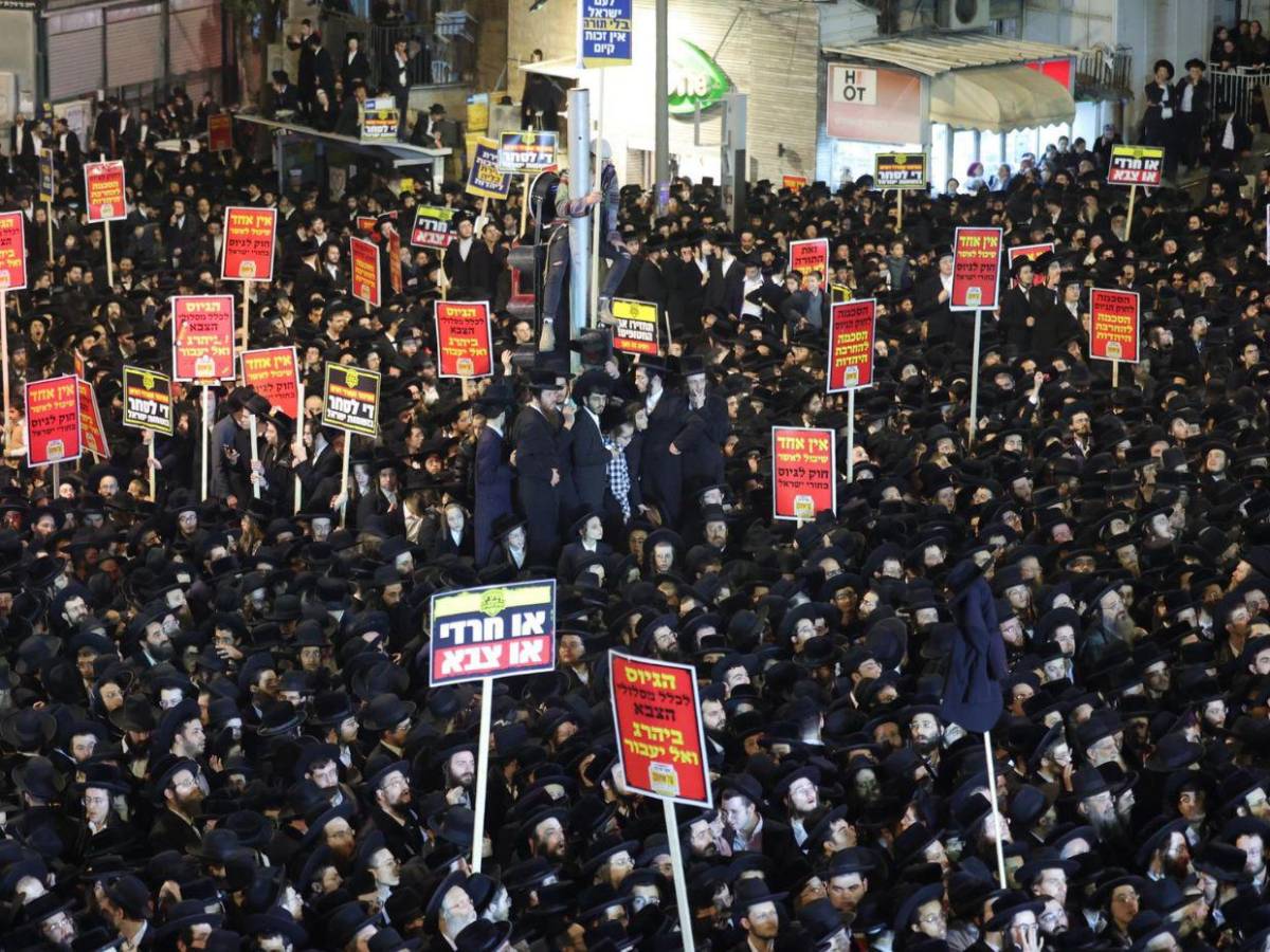 Conductor de autobús atropella a judíos ortodoxos durante masiva protesta en Jerusalén