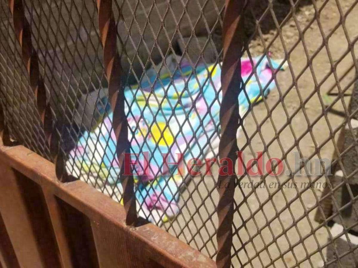 El cuerpo de Karen Fabiola Amador quedó cerca del portón de su casa.