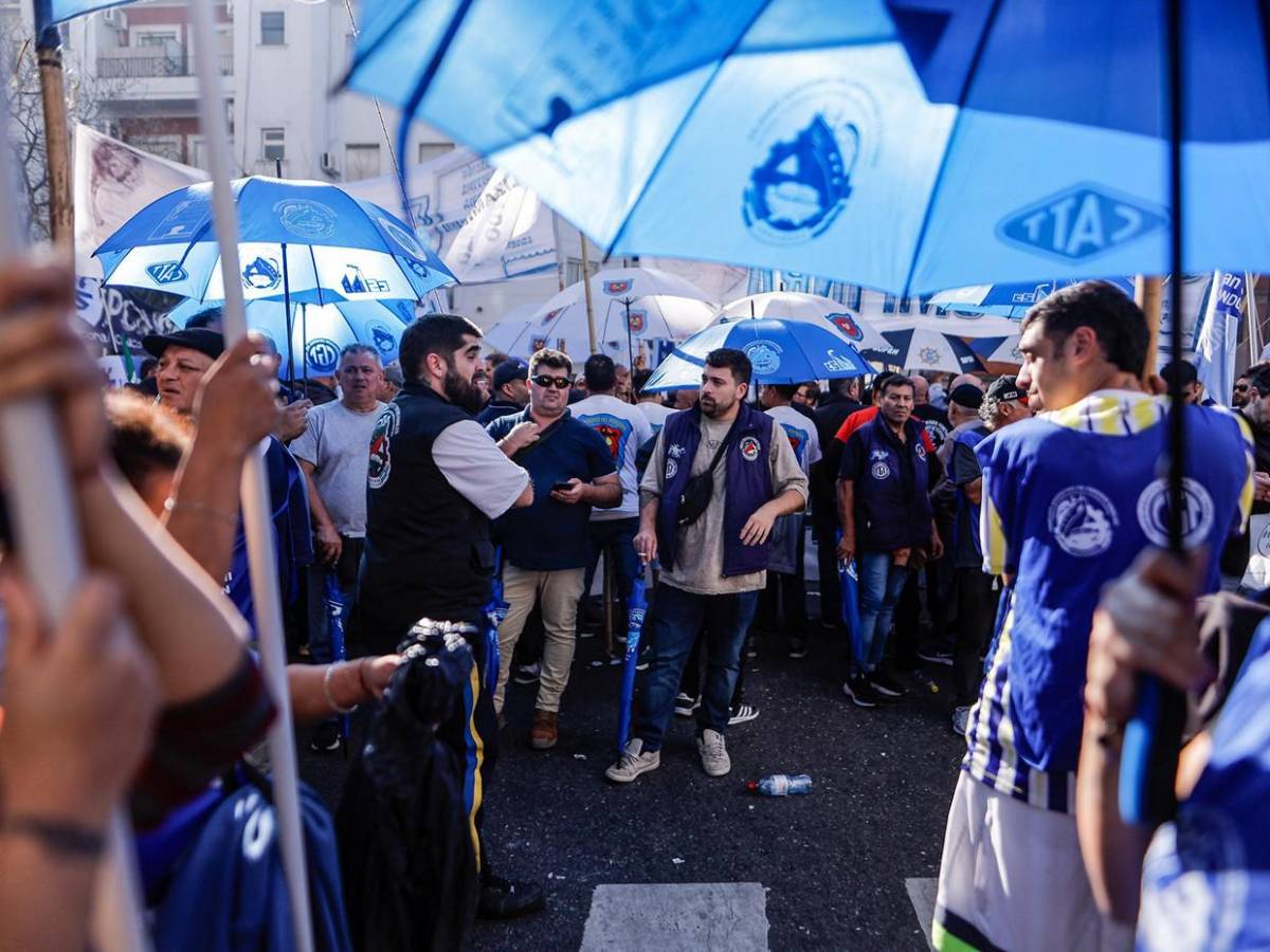 Masiva marcha sindical en Argentina contra Milei y en homenaje al papa Francisco