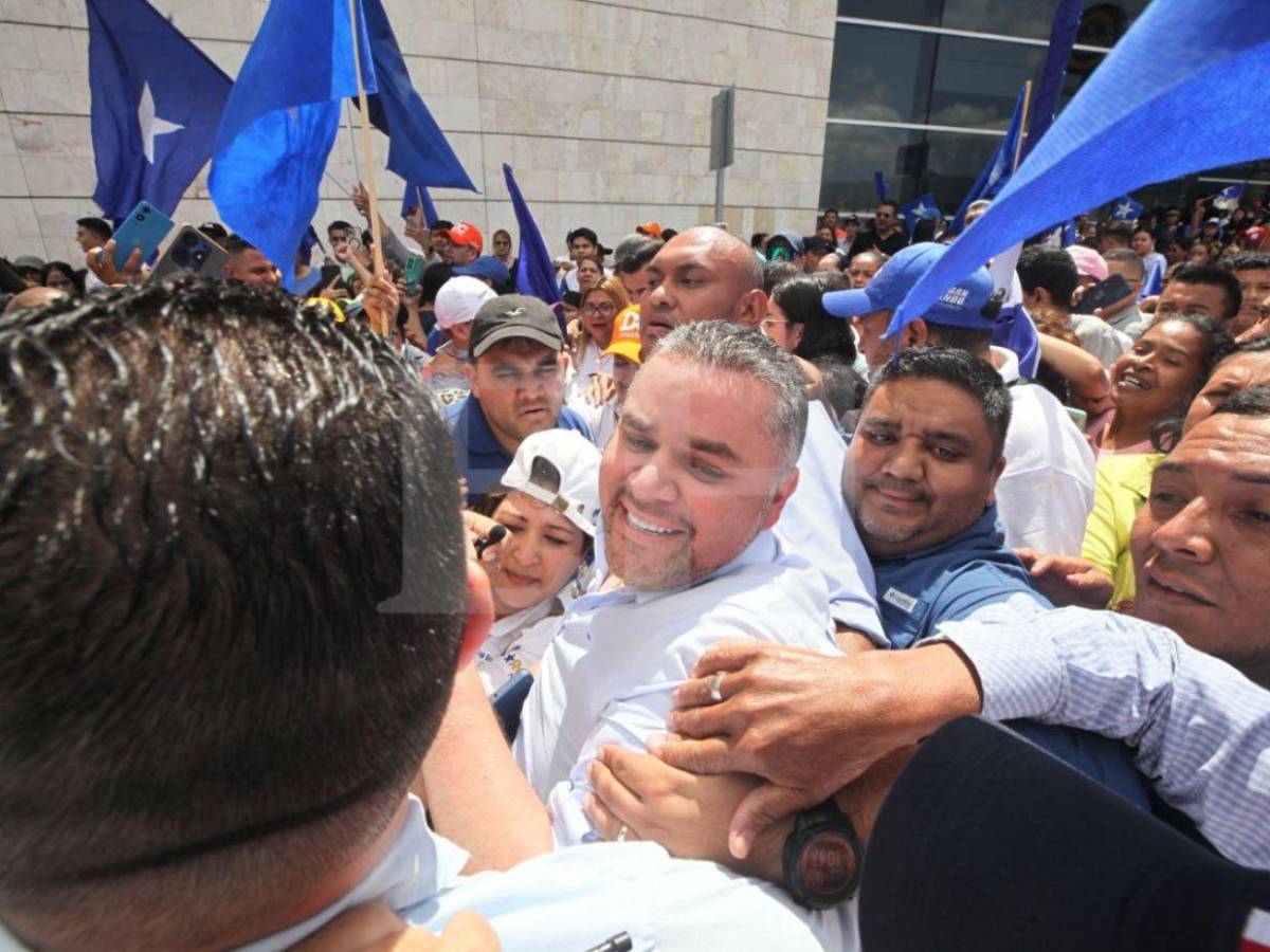 Multitud de nacionalistas recibe a David Chávez tras más de un año prófugo por orden de captura