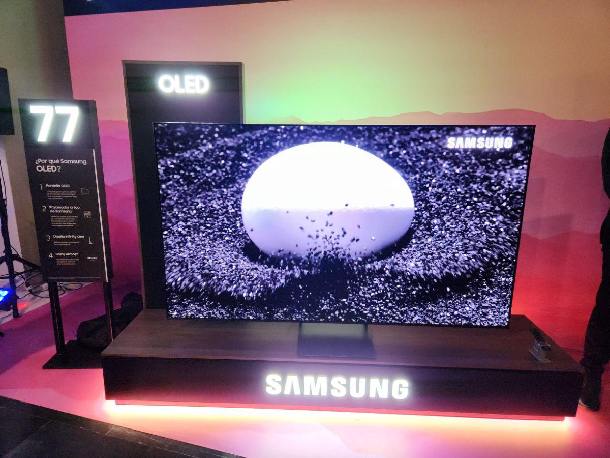 El OLED de 77” proyecta imágenes con negros profundos, blancos impecables y colores generosos en matices.