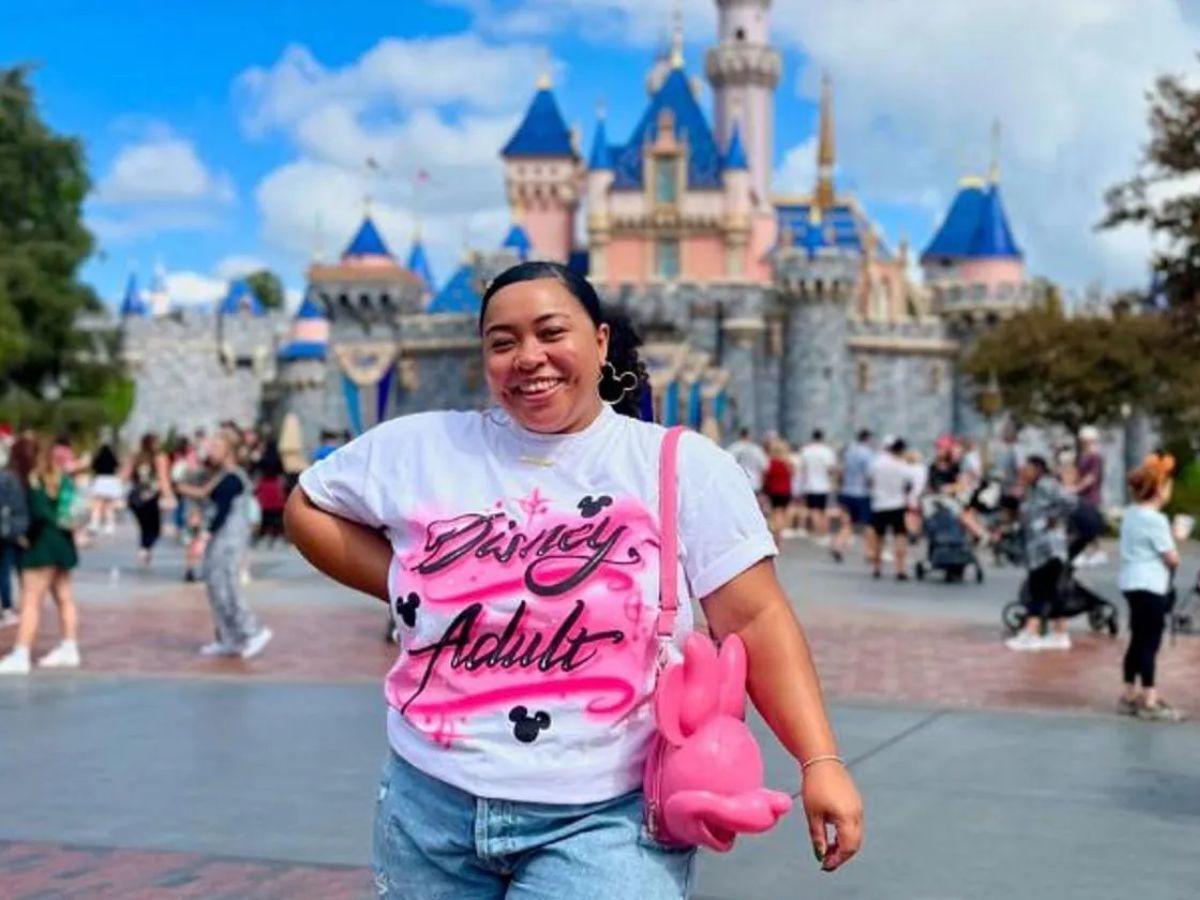 Fallece influencer de Disney a los 34 años tras una reacción alérgica durante cena navideña