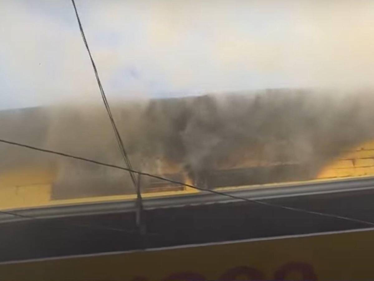 Imágenes del pavoroso incendio en una bodega en el mercado Zonal Belén