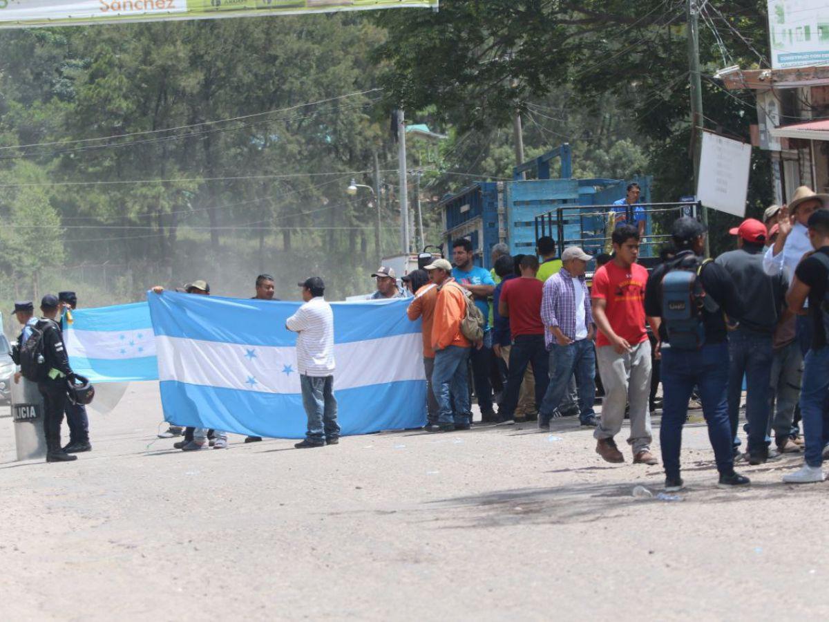 Pobladores bloquean carretera a oriente por lento avance en pavimentación