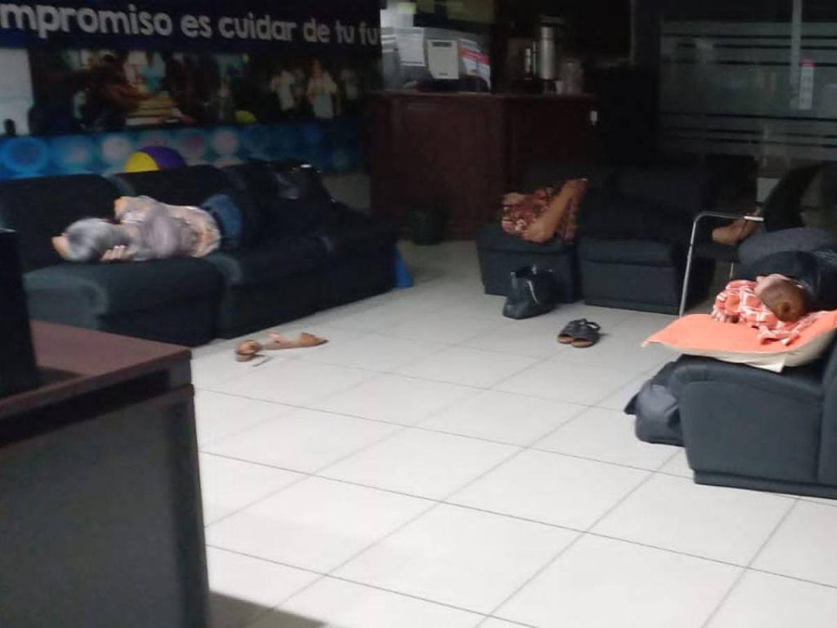 Docentes durmieron en Inprema para exigir el pago de su jubilación