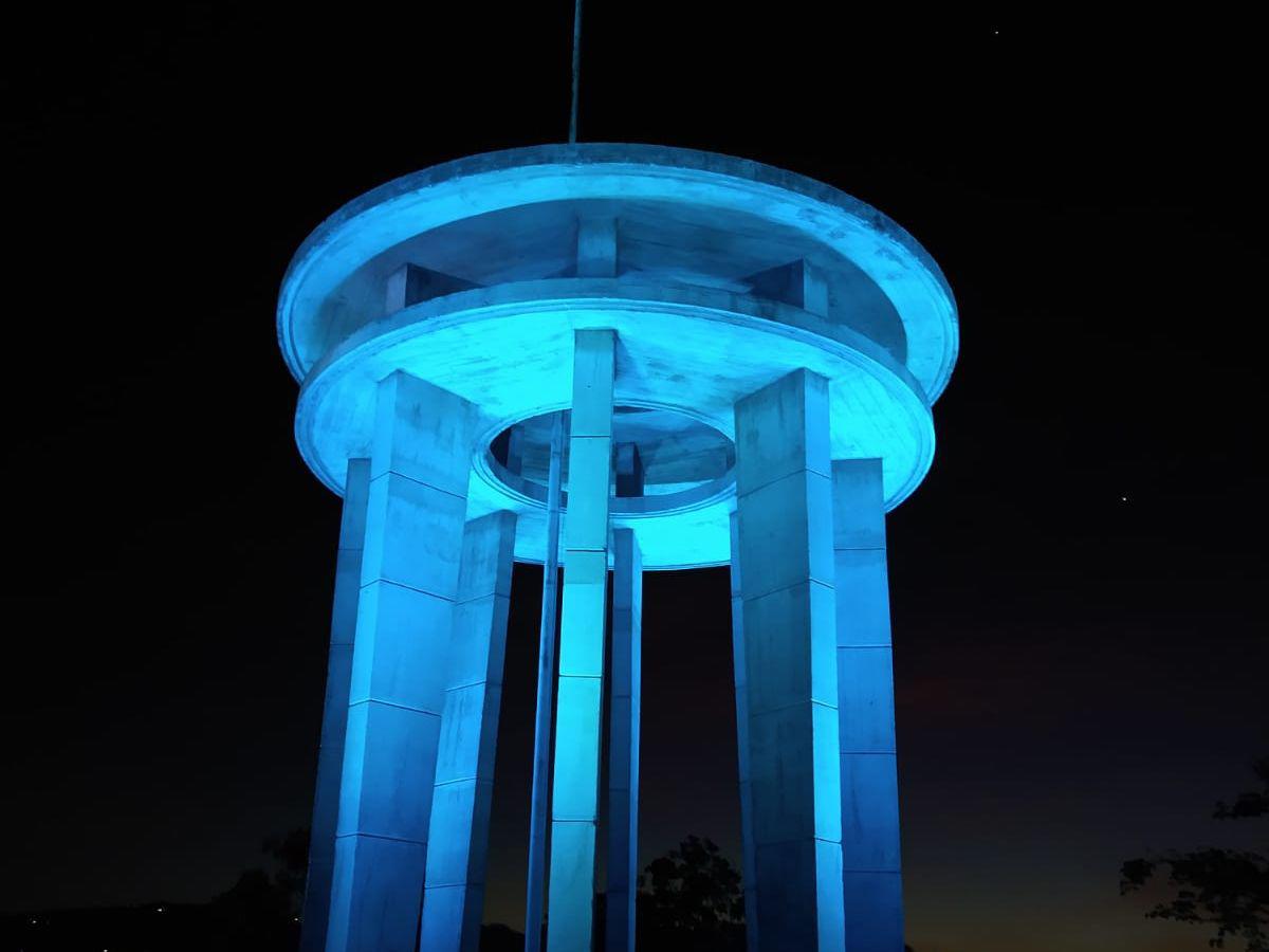 Las imágenes que dejó la ceremonia de izado de la Bandera Nacional en el Juana Laínez