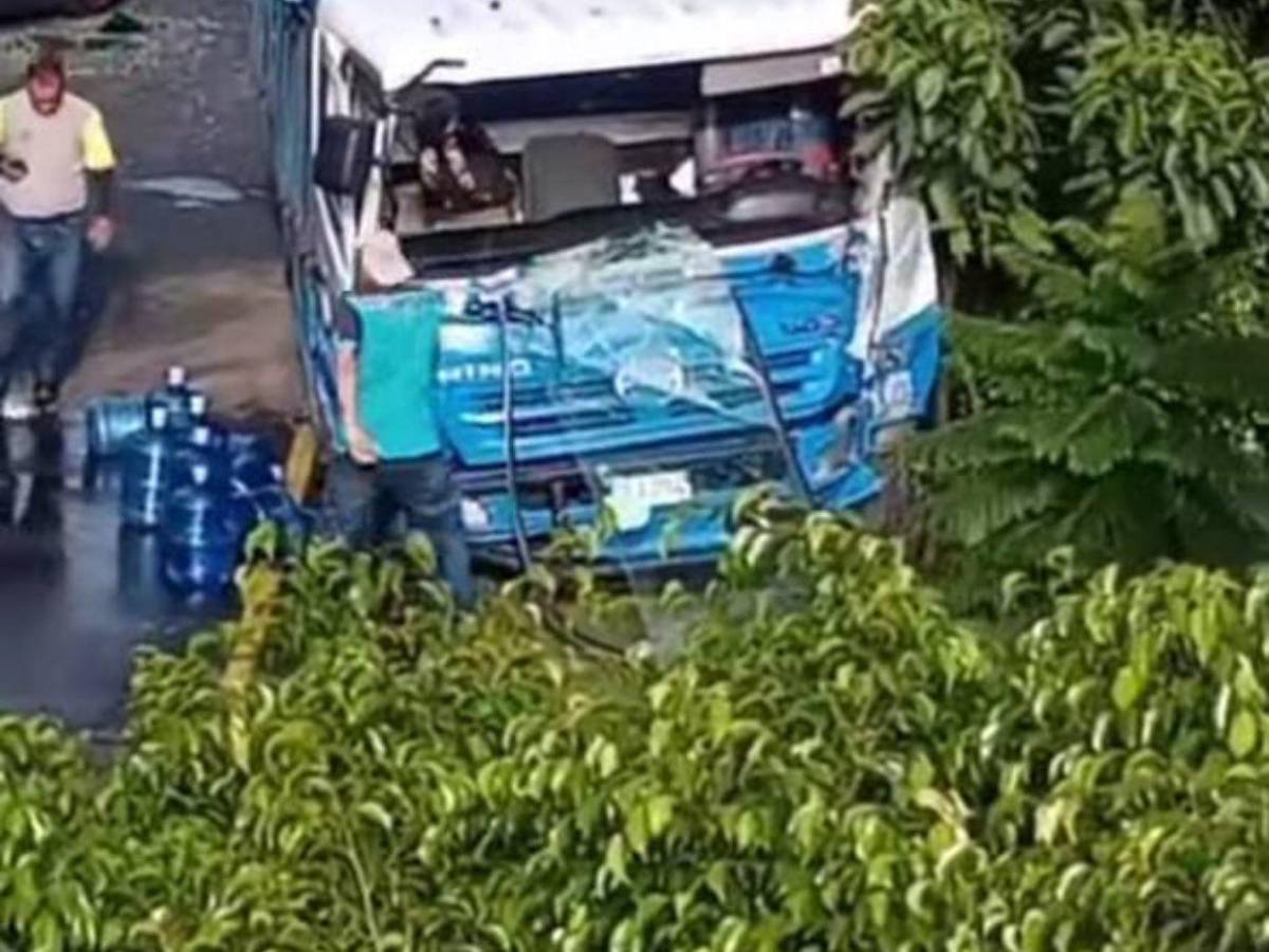 Así quedó un turismo atrapado bajo camión en bulevar Fuerzas Armadas