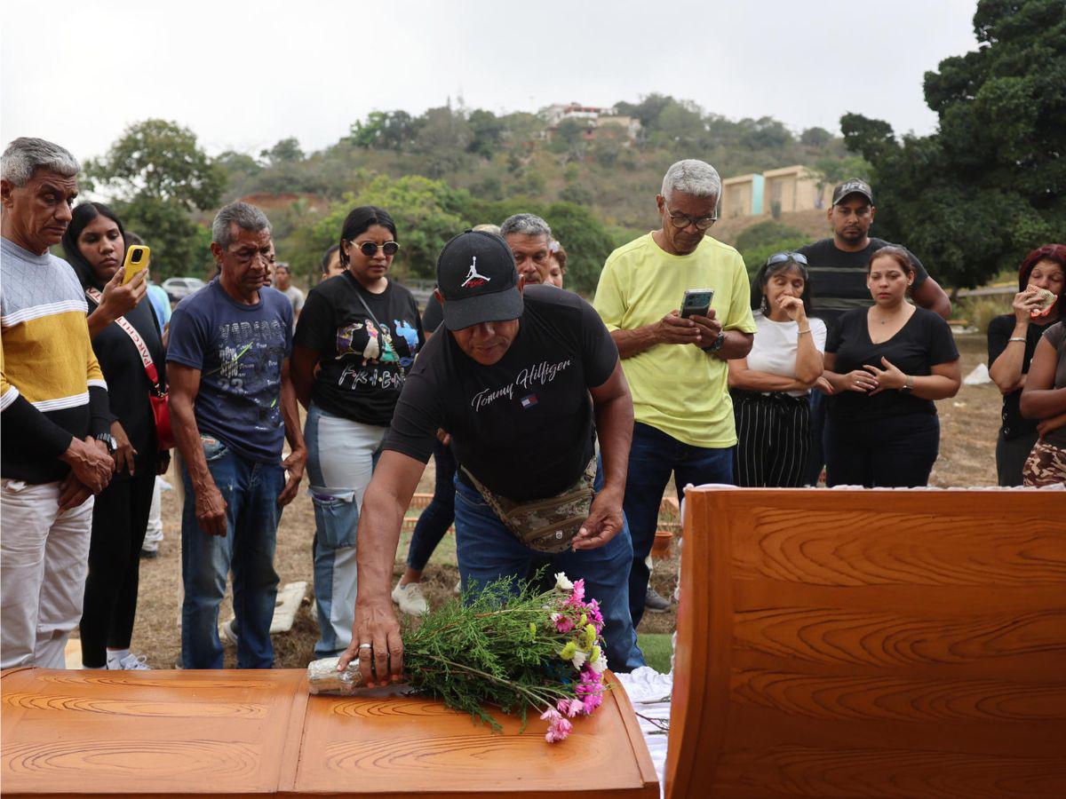 Así despiden a doña Rosa González, anciana de 80 años que murió en la captura de Maduro