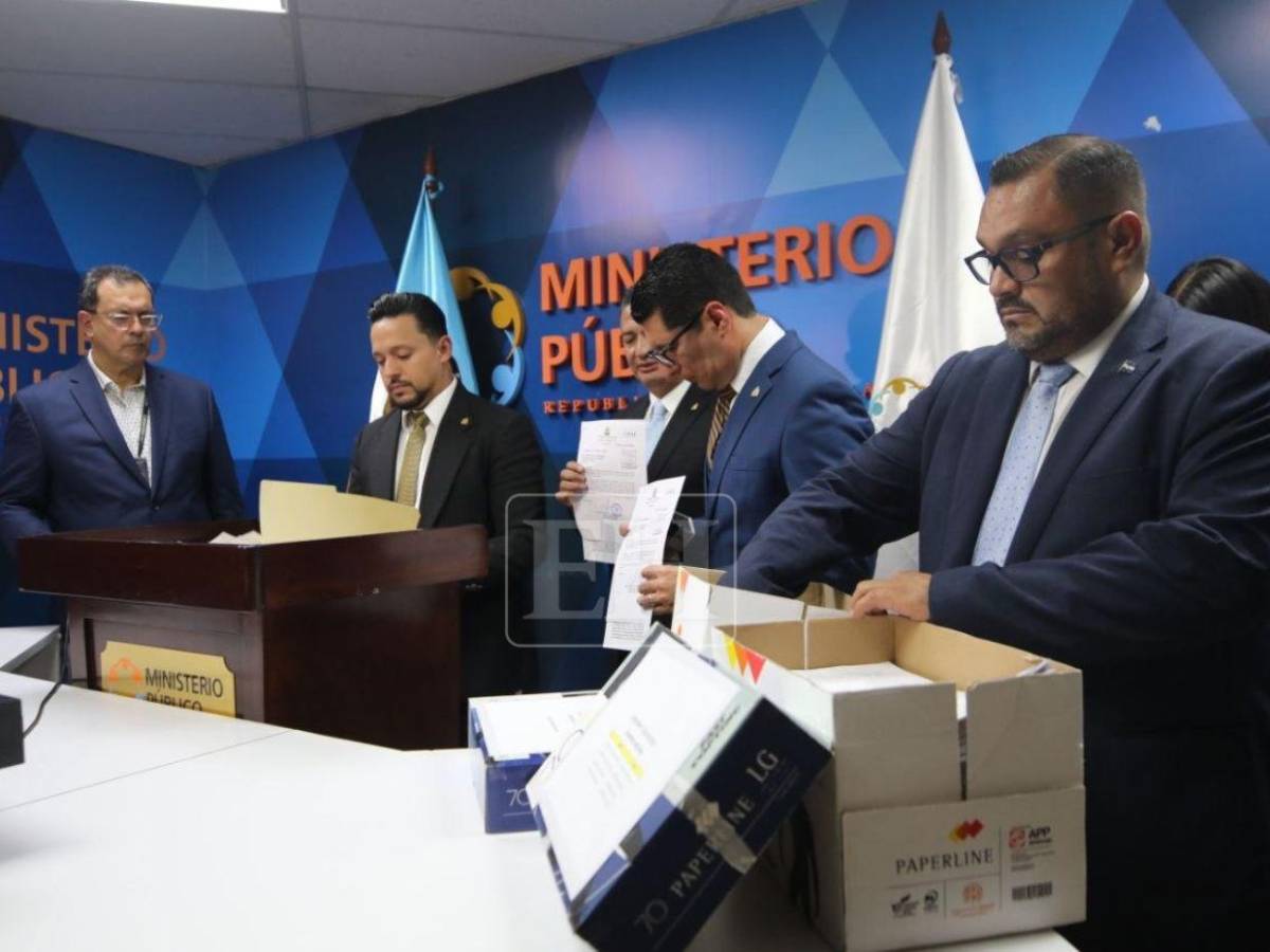 MP promete investigar sin sesgo juicios políticos, tras recibir expedientes