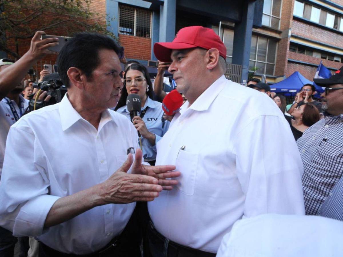 Jorge Aldana llega a ejercer el sufragio, pero aún no hay urnas en la Facultad de Medicina