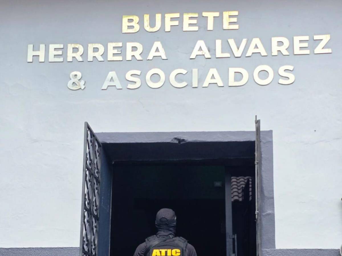 Traspaso de carro y solicitud de pasaporte: Desde bufetes, red criminal hacia falsificación notarial