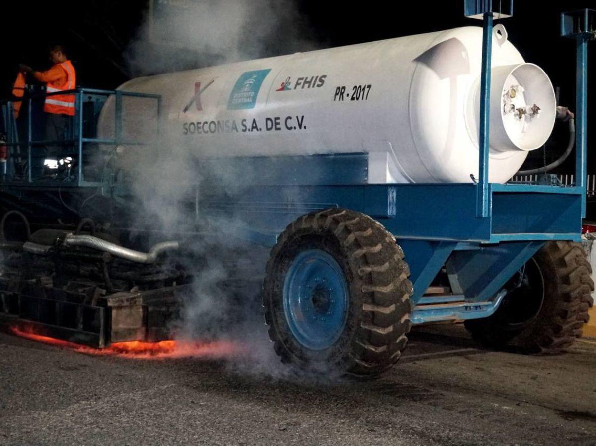 Desde el lunes la maquinaria se encuentra realizando trabajos en la calle Los Alcaldes.