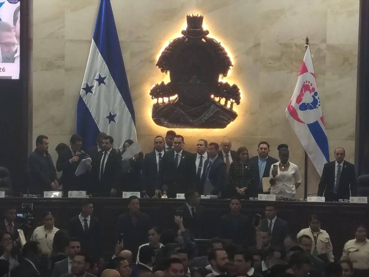 Empujones y gritos en el Congreso tras lectura de denuncia de juicio político