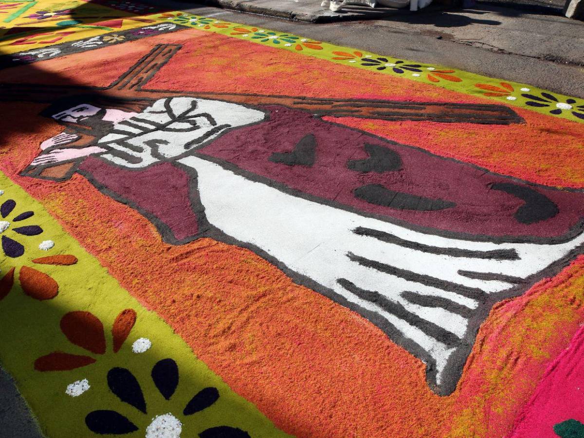 Coloridas alfombras embellecieron el centro histórico el Viernes Santo