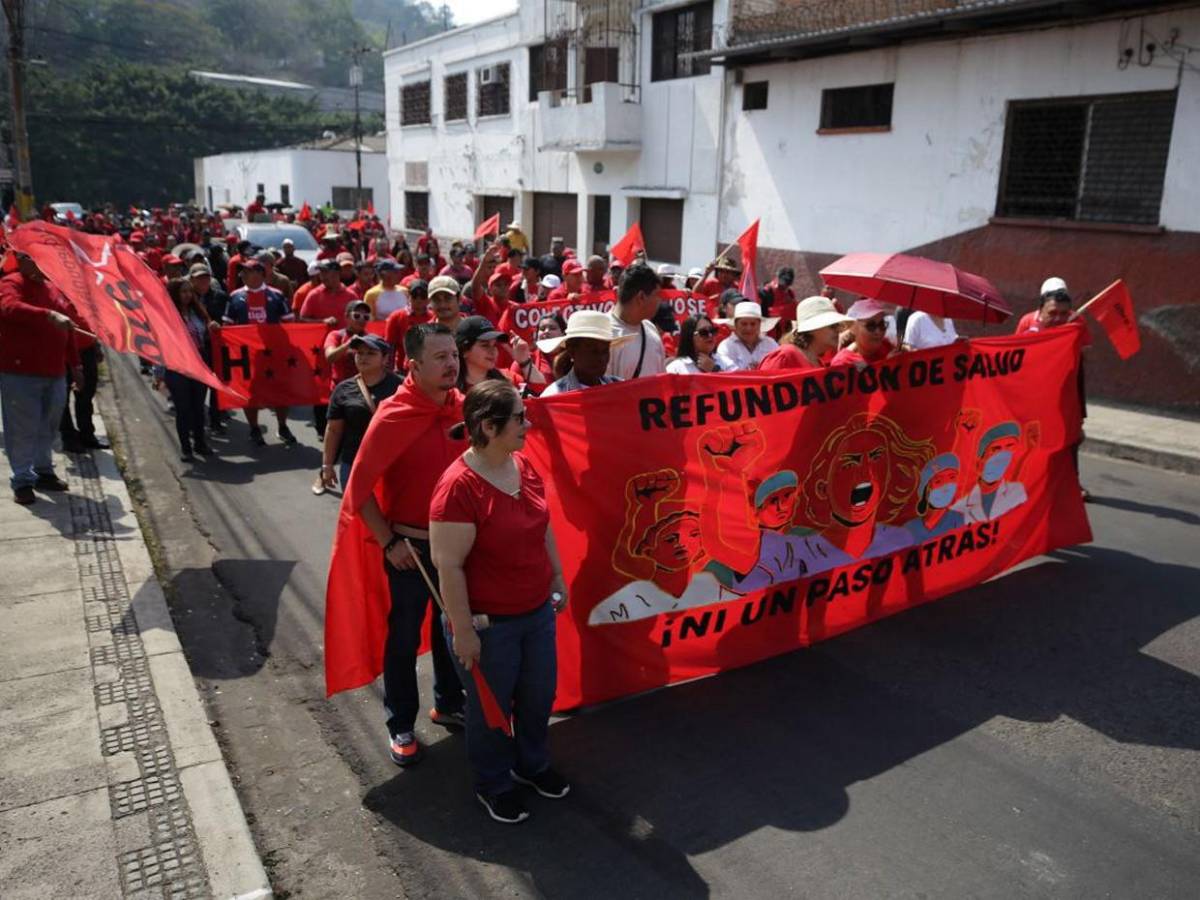 Políticos roban protagonismo a obreros en marcha del Día del Trabajador