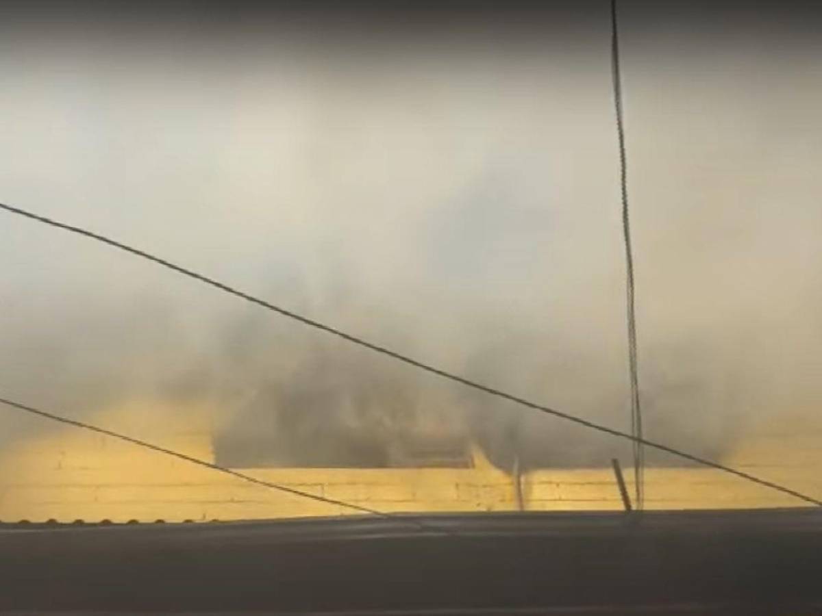 Imágenes del pavoroso incendio en una bodega en el mercado Zonal Belén