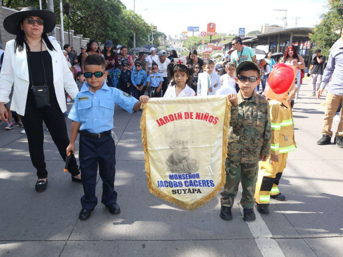 Así fue el desfile de prebásica en el bulevar Kennedy: color, música y alegría infantil