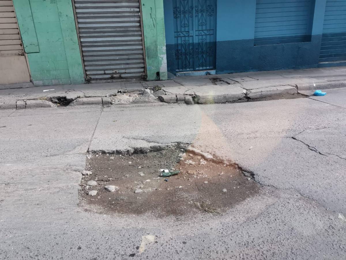No hay asfalto para continuar con el bacheo; hoyos “adornan” la capital de Honduras