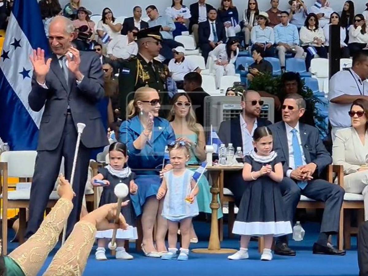 Familia presidencial engalana el estrado principal durante los desfiles patrios